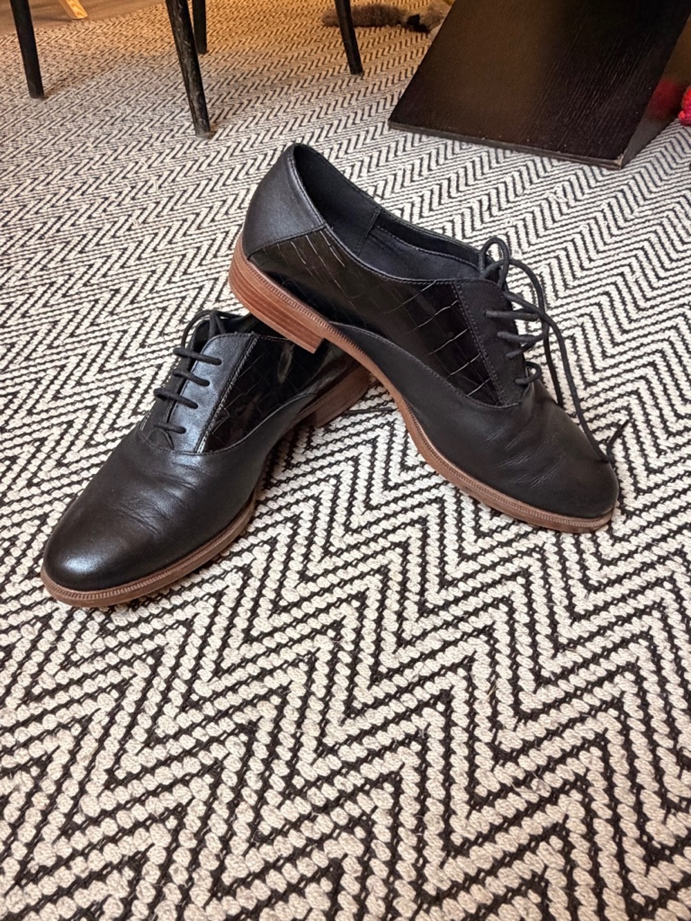Clarks (9/40) classic lace-up leather oxfords with texture contrast.